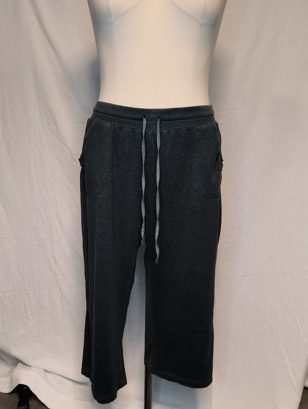 Women's Dark Gray Casual Drawstring Capri Sweats 1x